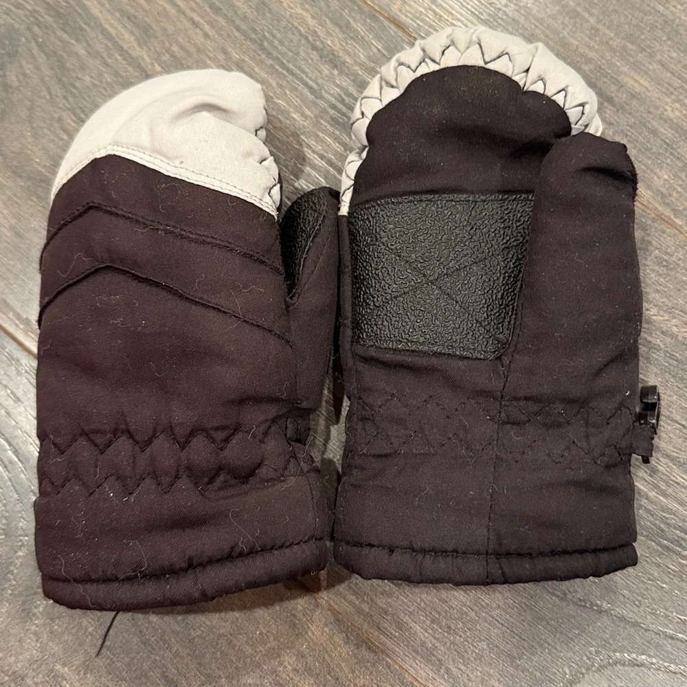 Thinsulate Black and White Mittens small youth size 2:24